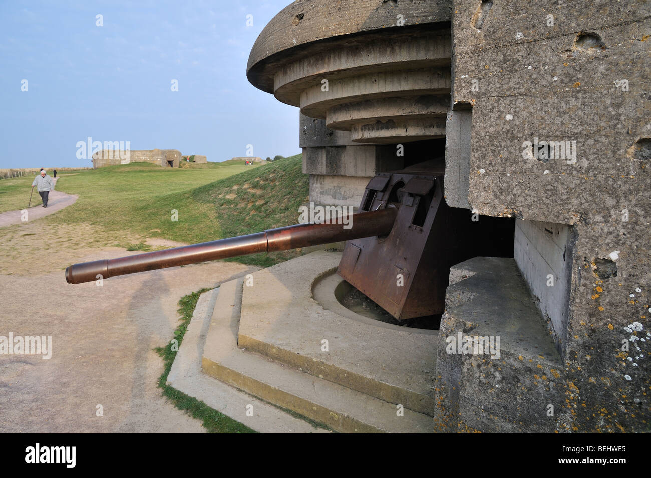 Deutsche Pistole im Bunker des 2. Weltkrieges Batterie Le Chaos, Teil des zweiten Weltkrieges zwei Atlantikwall bei Longues-Sur-Mer, Normandie, Frankreich Stockfoto