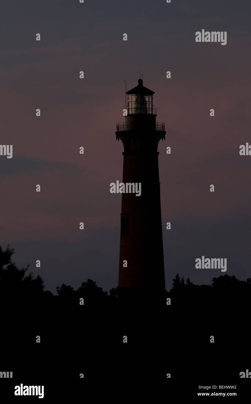 Blumenkrone Licht, North Carolina: Corolla-Leuchtturm in der Abenddämmerung Stockfoto
