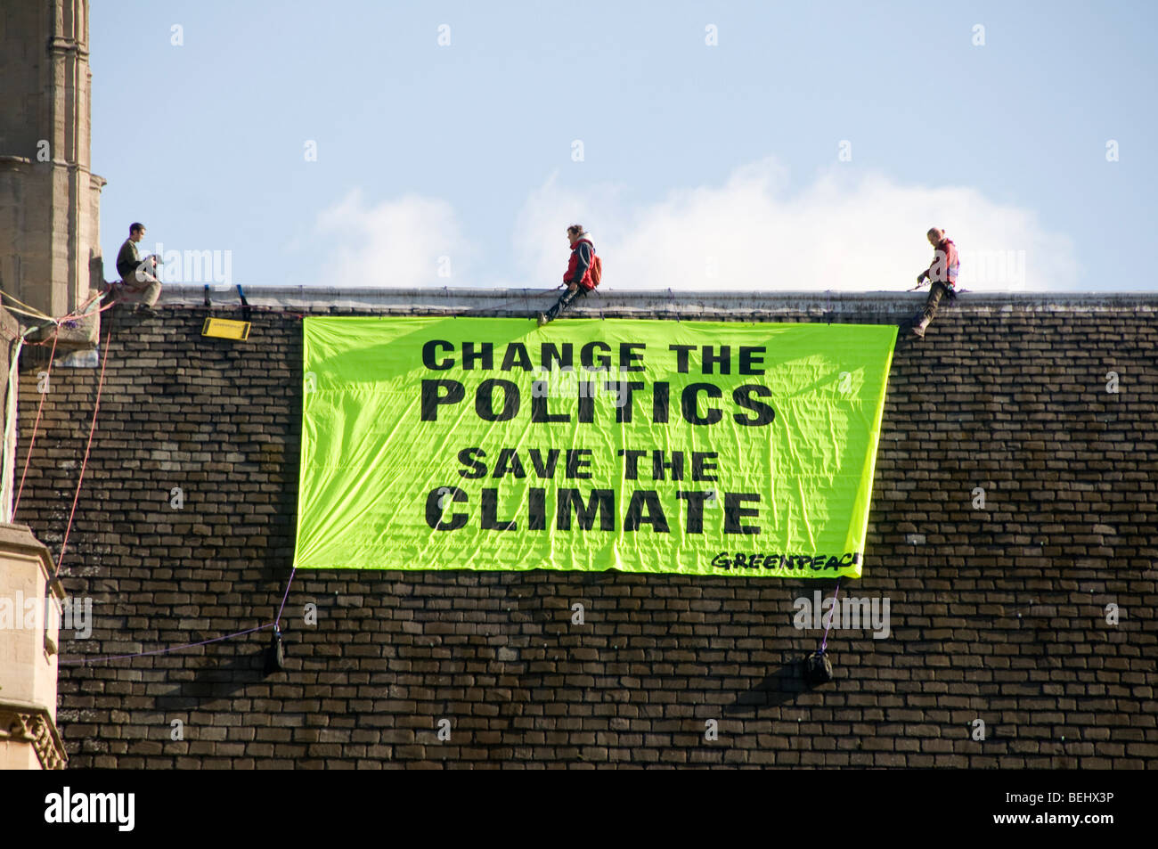 Protest von Greenpeace-Aktivisten, die das Dach des Parlaments zu besetzen und Banner sagen Änderung der Politik zu retten das Klima Stockfoto