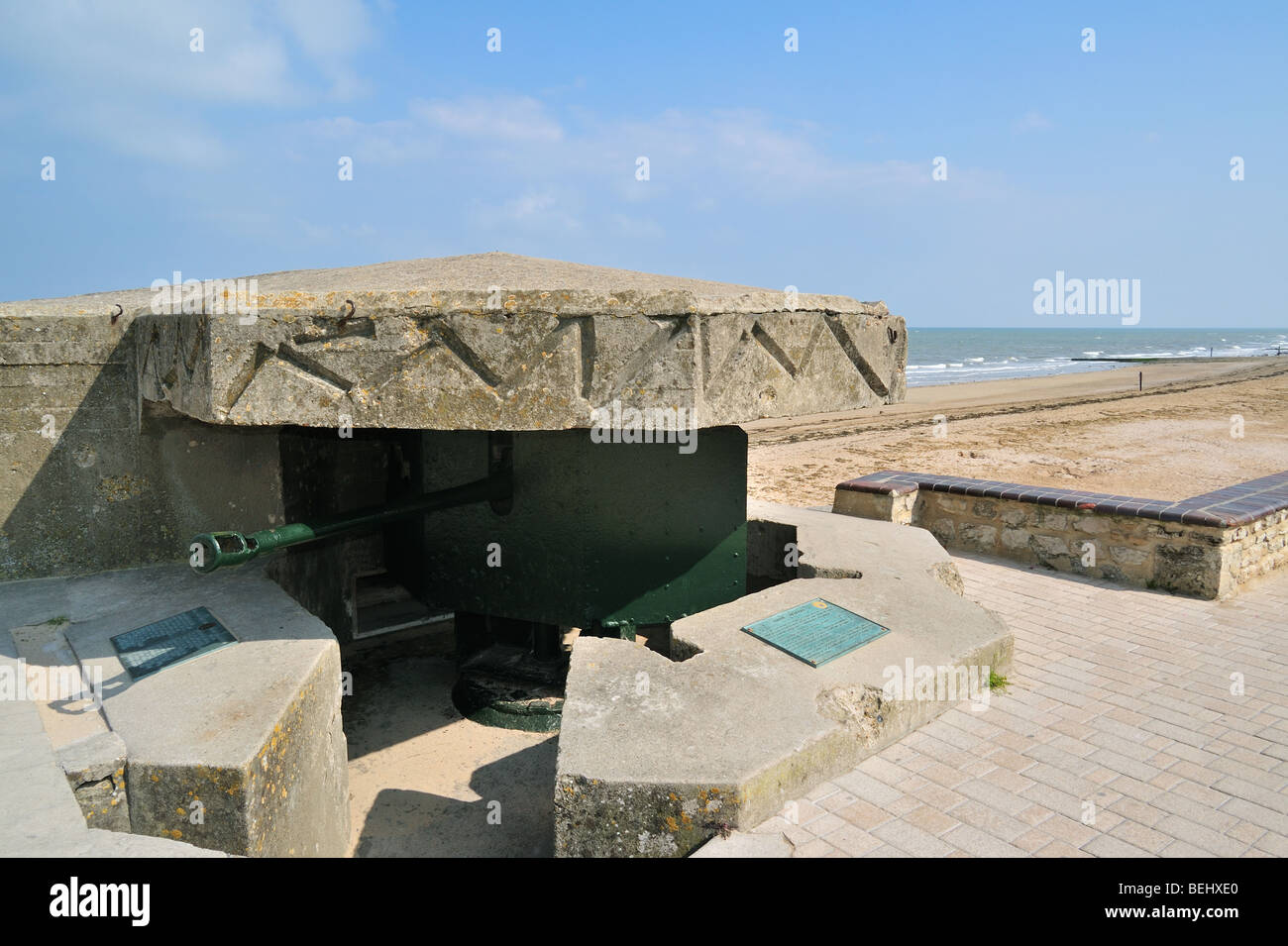 Deutsch WW1 Bunker bewaffnet mit zwei zweiten Weltkrieg Kanone am Deich an Saint-Aubin-Sur-Mer, Normandie, Frankreich Stockfoto