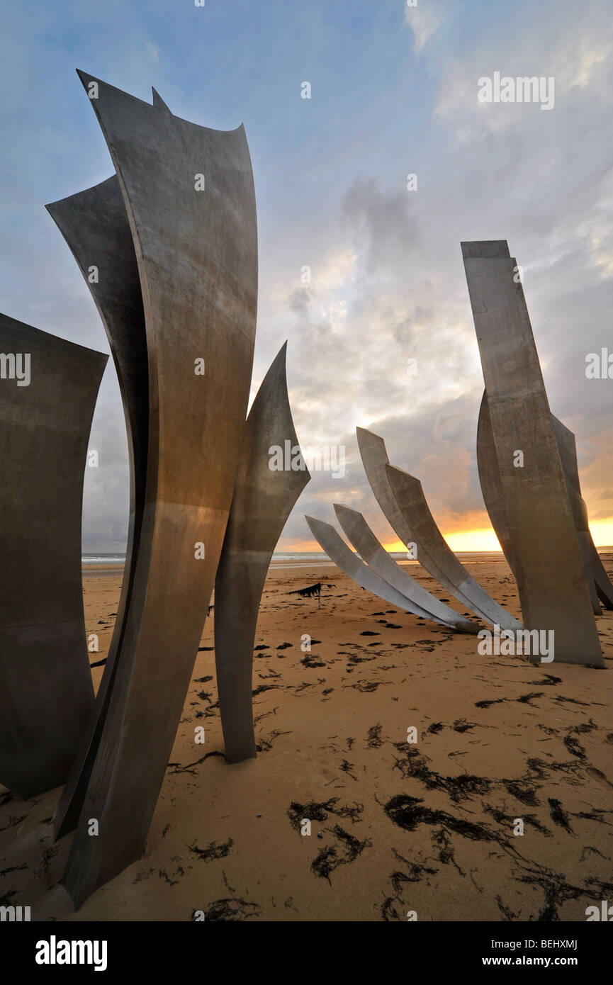 Die WW2 amerikanischen d-Day Landung Omaha Beach Denkmal Les Braves am Strand von Saint-Laurent-Sur-Mer bei Sonnenuntergang, Normandie, Frankreich Stockfoto