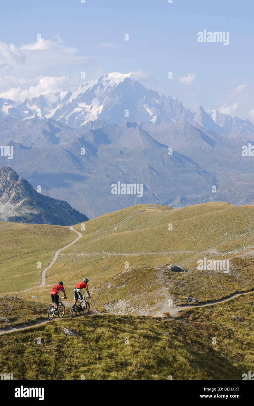 Zwei Mountainbiker fahren ein Singletrack Trail in der Nähe von Les Arcs in den französischen Alpen mit dem Mont Blanc im Hintergrund. Stockfoto