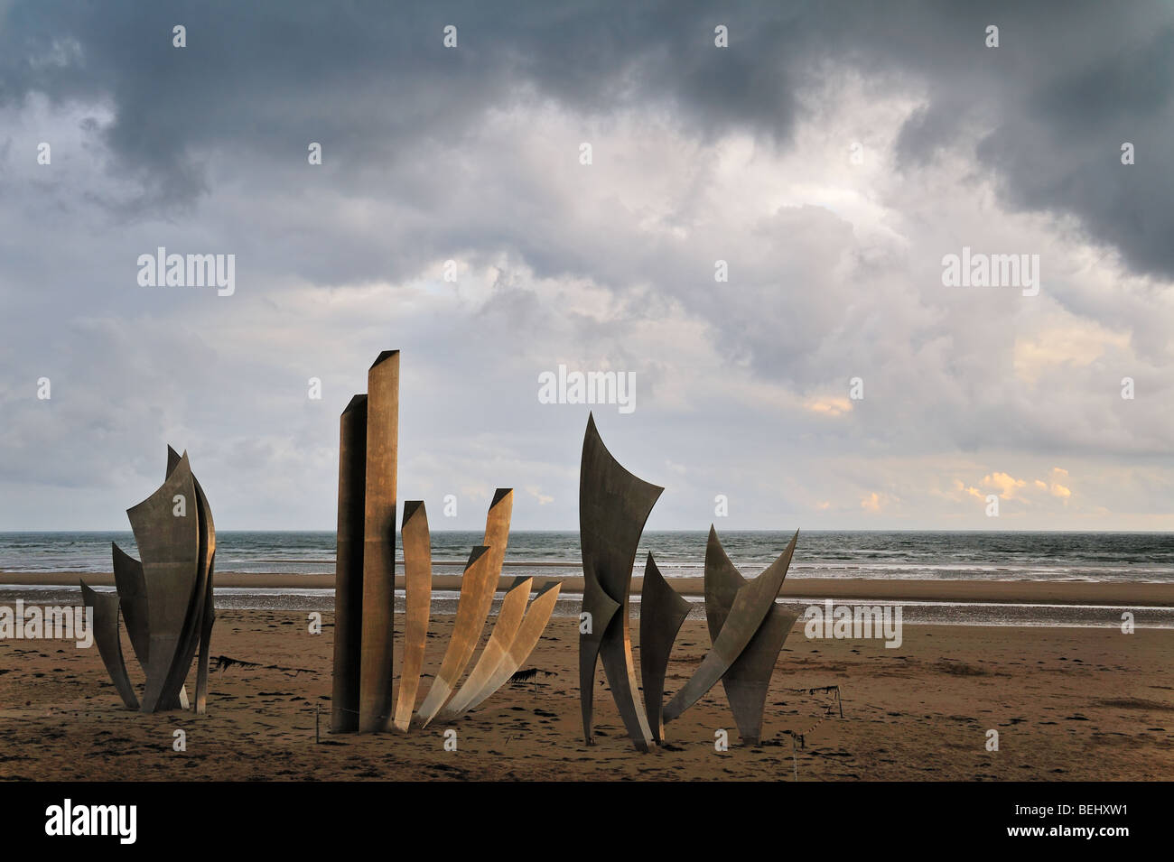 Die WW2 amerikanischen d-Day Landung Omaha Beach Denkmal Les Braves am Strand von Saint-Laurent-Sur-Mer bei Sonnenuntergang, Normandie, Frankreich Stockfoto