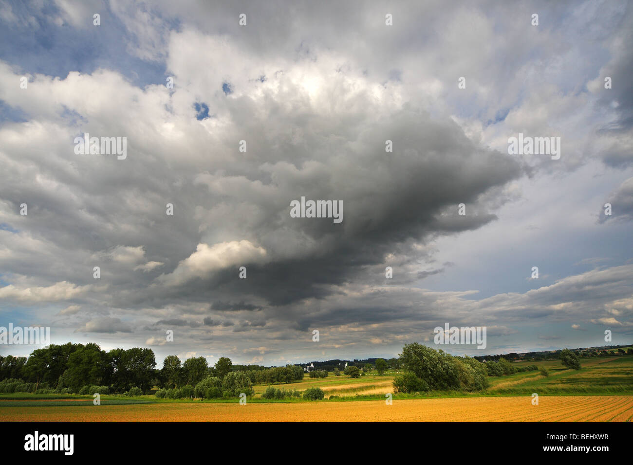 Wolkenformationen über der Natur behalten Langemeersen, Belgien Stockfoto