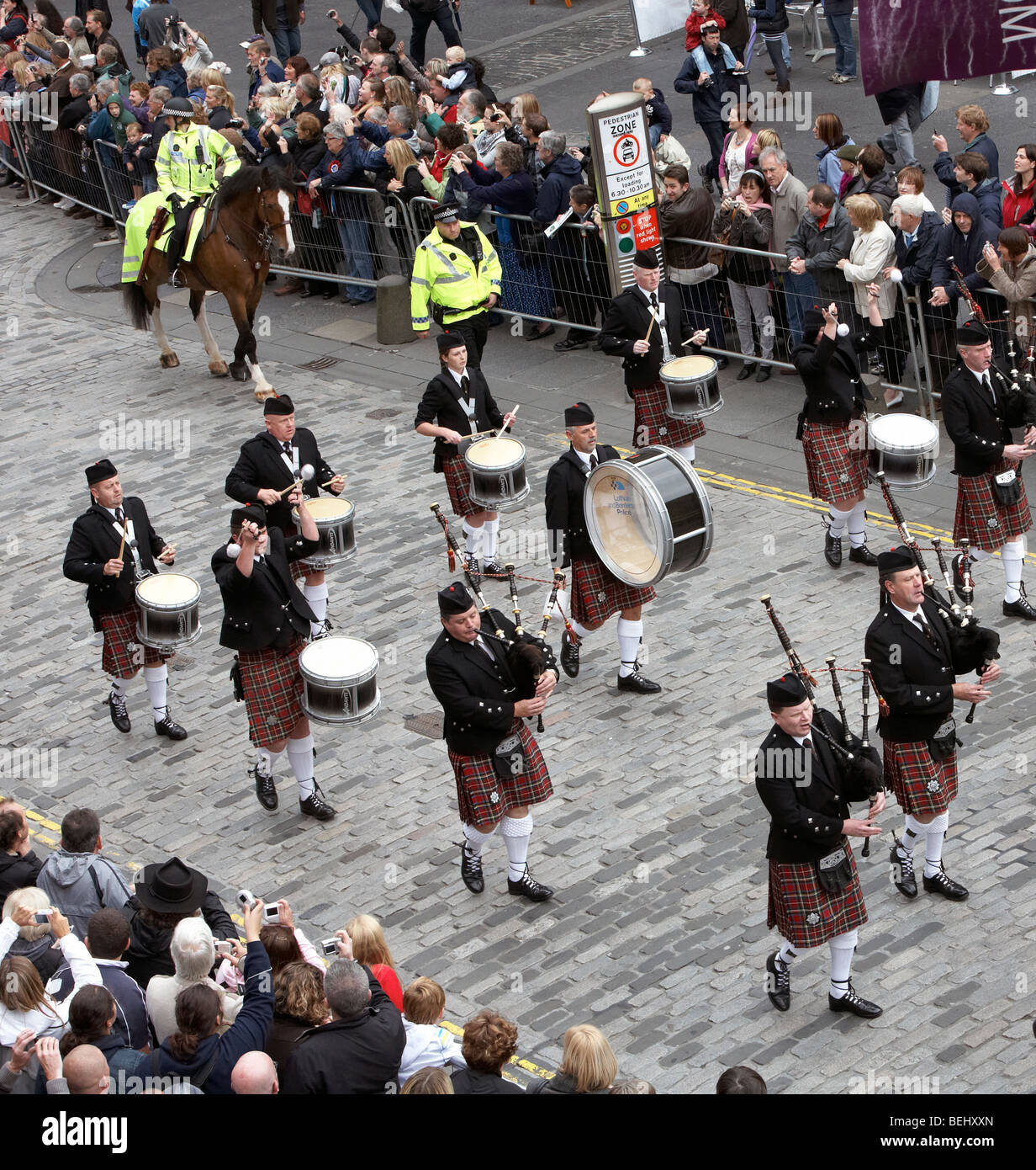 Schottische Pipe Band das Reiten der Märsche Edinburgh Schottland UK Stockfoto