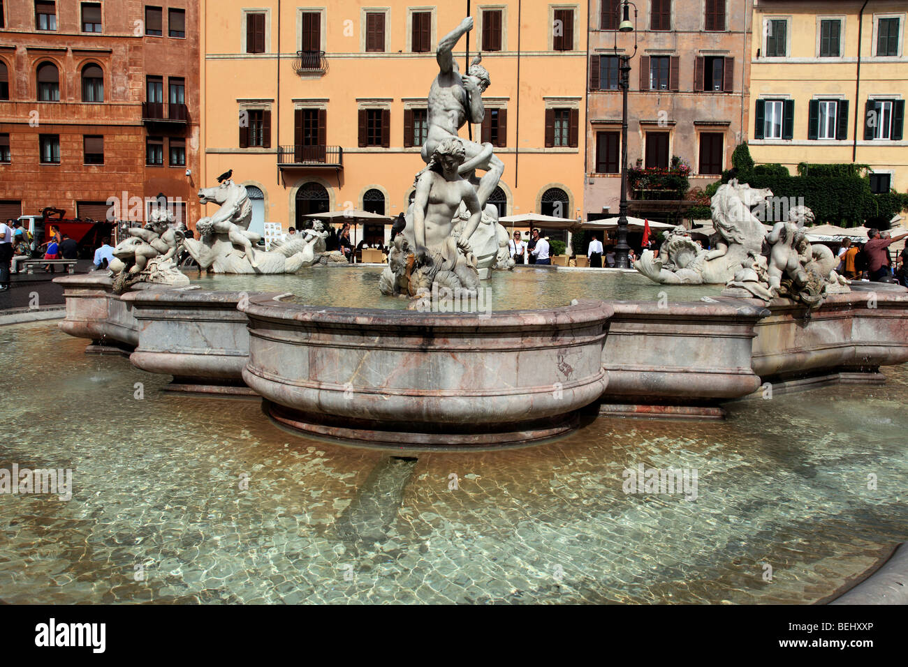 Fontana del Nettuno in Café-gesäumten Piazza Navona-Rom Stockfoto