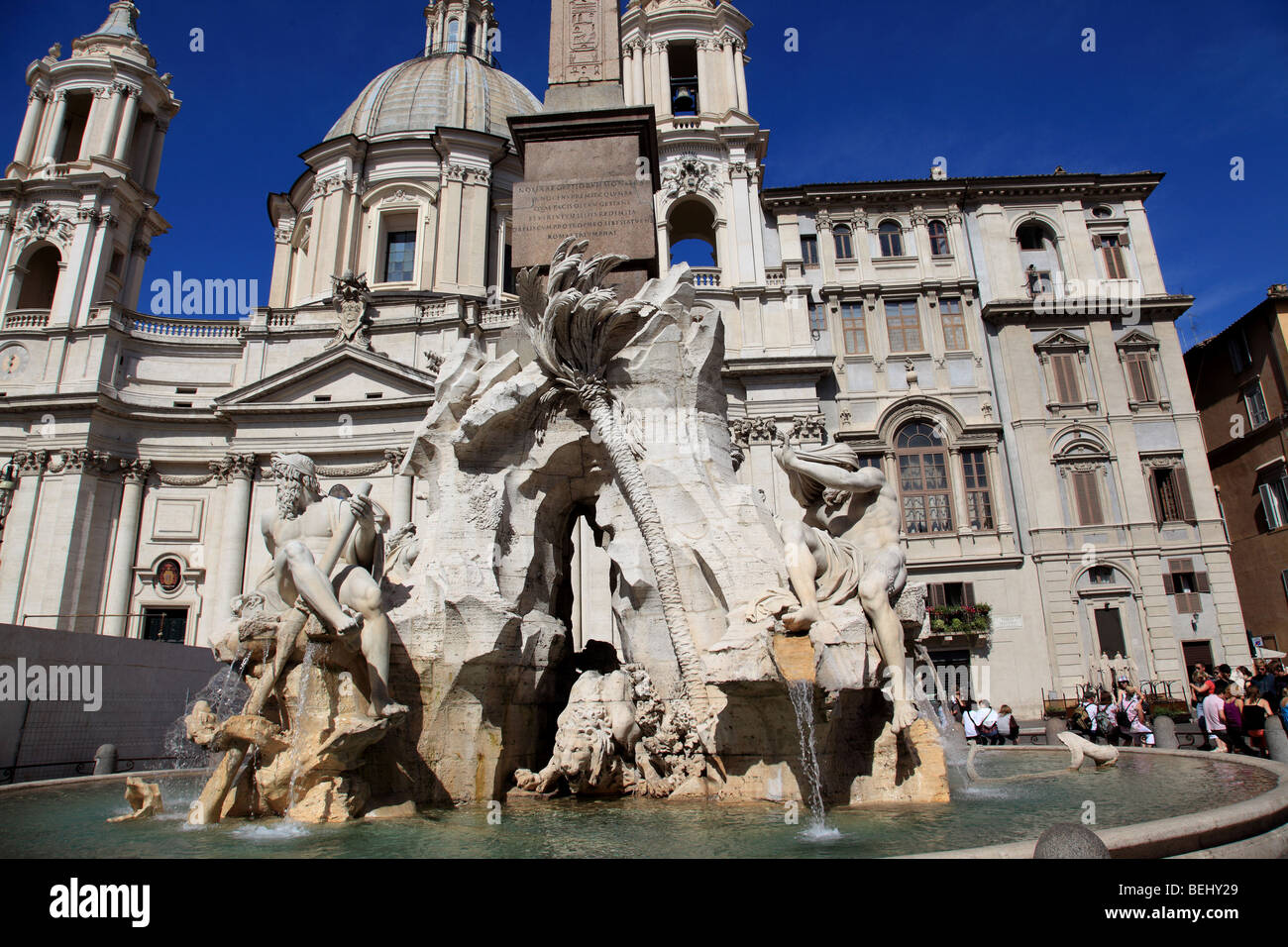 Die Fontana dei Quattro Fiumi mit der Chiesa di Sant'Agnese im Hintergrund in Piazza Navona-Rom Italien Stockfoto