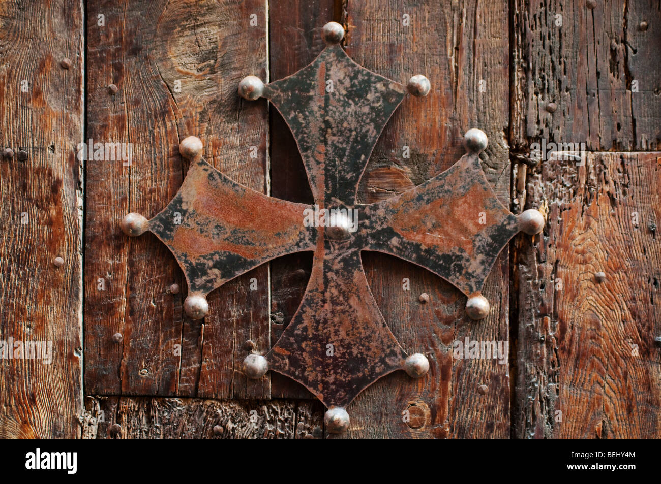 Okzitanische Kreuz auf die alte Tür, Saint-Guilhem-le-Desert Village, Frankreich Stockfoto