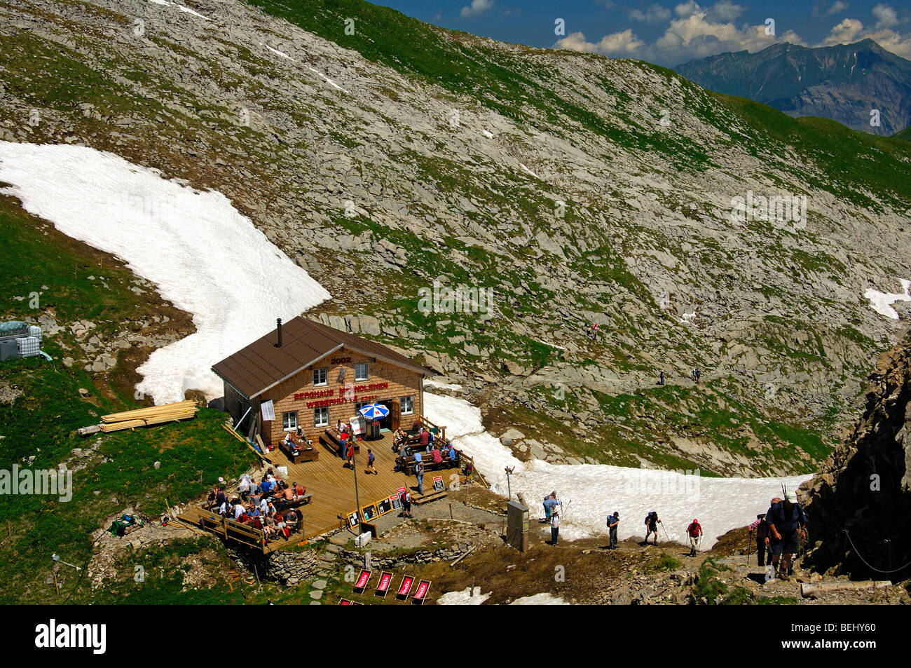 Berghütte Berghaus Maenndlenen Zuflucht Weber-Hütte, bei einem Schneefeld, Berner  Oberland, Schweiz Stockfotografie - Alamy