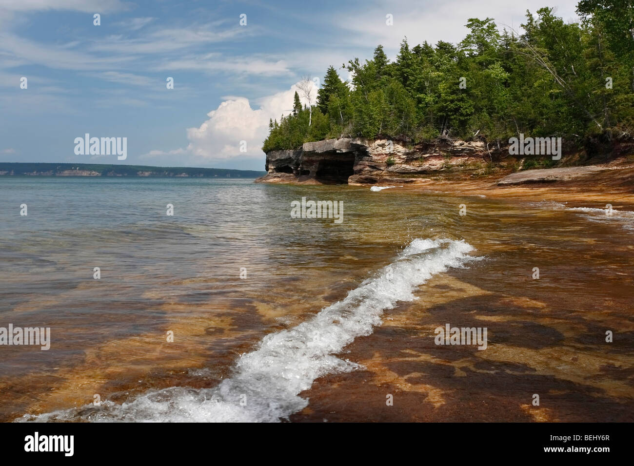 Lake Superior in der Nähe von Pictured Rocks Munising Michigan in den USA Great Lakes Niemand keine Landschaft außerhalb des Horizonts Uferwellen am Strand von oben Hi-res Stockfoto