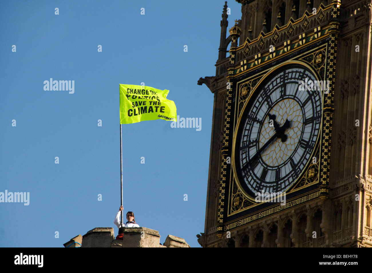 Protest von Greenpeace-Aktivisten, die das Dach des Parlaments zu besetzen und Banner sagen Änderung der Politik zu retten das Klima Stockfoto