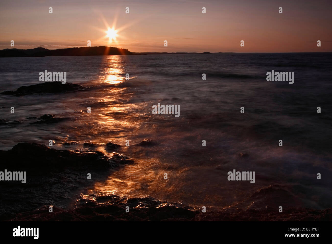 Der orangefarbene Sonnenuntergang über dem Lake Supersale auf alamy ior Presque Isle State Park Marquette Oberhalb der Halbinsel Michigan MI horizontal in USA US hochauflösend Stockfoto