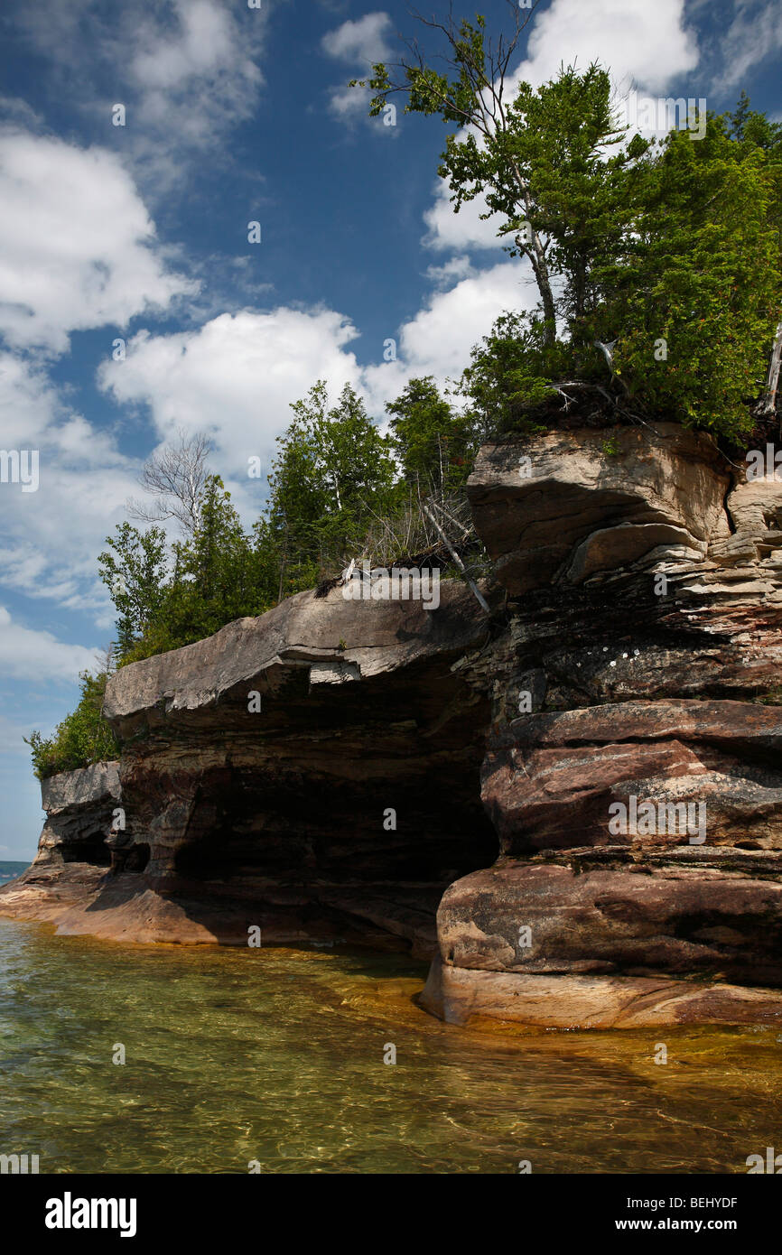 Lake Superior in der Nähe von Pictured Rocks Munising Michigan USA Great Lakes Höhle klares Wasser Niemand Landschaft Wildlandschaft außerhalb des Horizonts malerische vertikale Hi-res Stockfoto