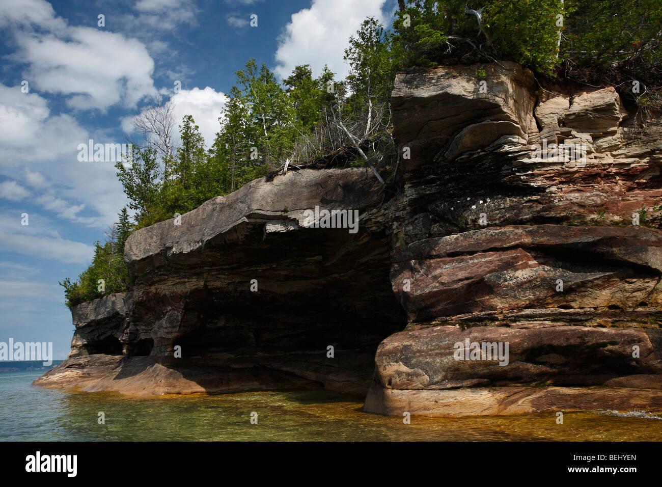 Lake Superior in der Nähe von Pictured Rocks Munising Michigan USA Great Lakes eine Höhle auf Niemand Landschaft Wildlandschaft nah am Horizont landschaftlich reizvolle Hi-res Stockfoto