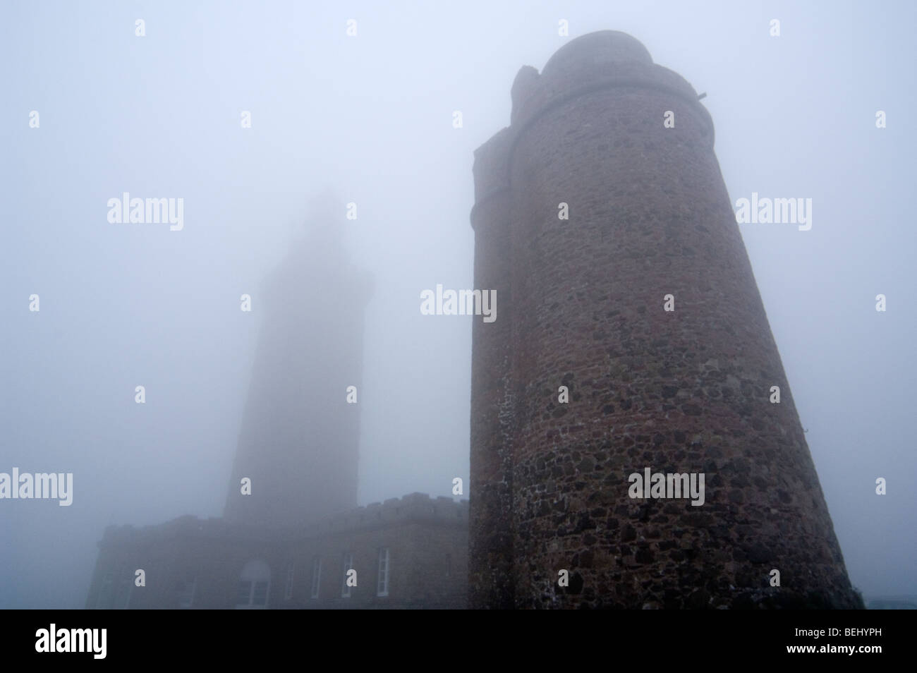 Alten und neuen Leuchtturm am Cap Fréhel in dichtem Nebel, Côtes d ' Armor, Bretagne, Frankreich Stockfoto