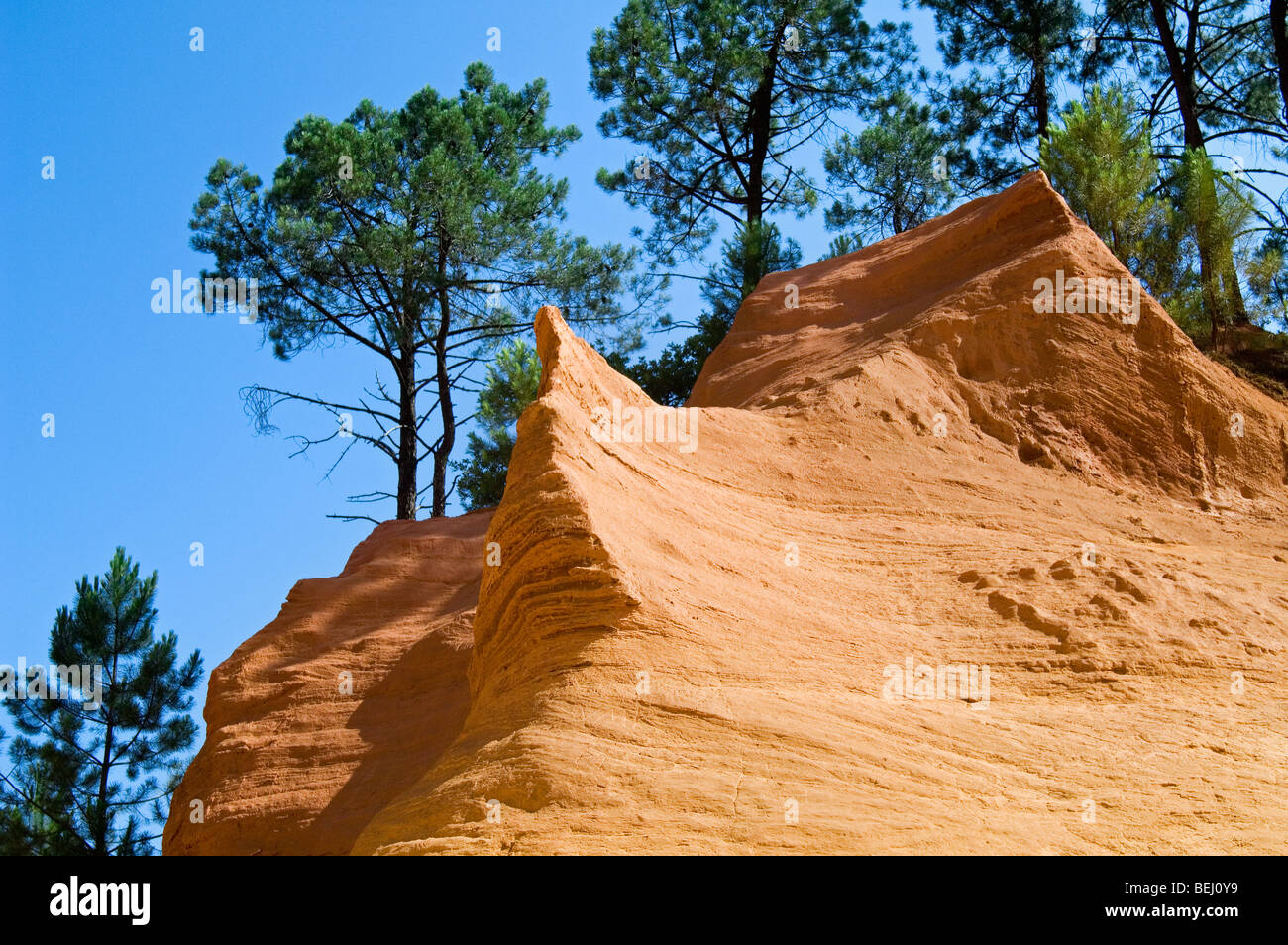 Roten Felsen von dem alten Ocker Steinbruch im Roussillon, Vaucluse, Provence-Alpes-Côte d ' Azur, Provence, Frankreich Stockfoto