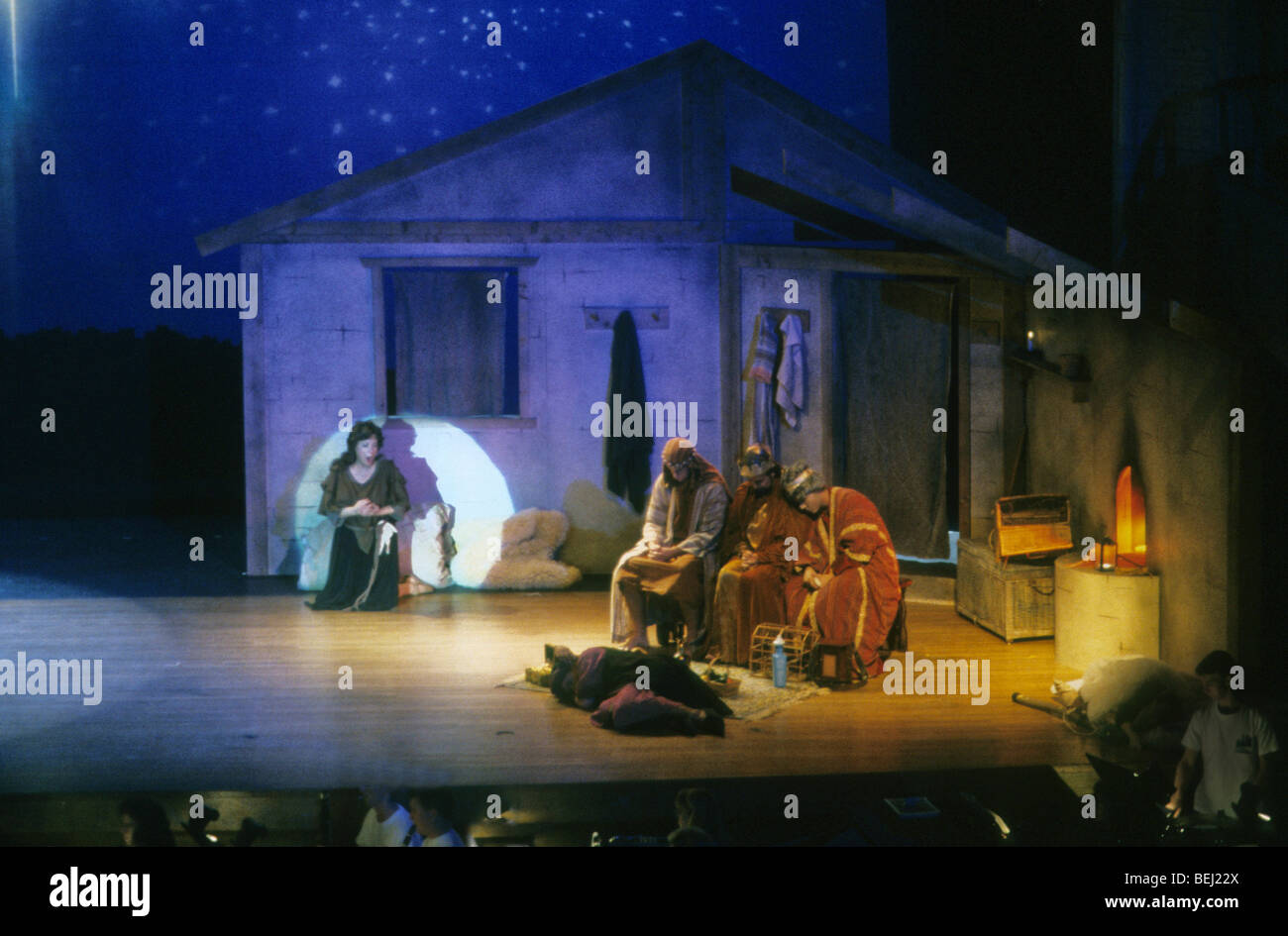 Gian Carl Menotti Musik Weihnachten Geschichte Krüppel Knabensopran singen Bühne Licht Konzert weisen Könige Mutter Mutter Hoffnung durchführen Stockfoto