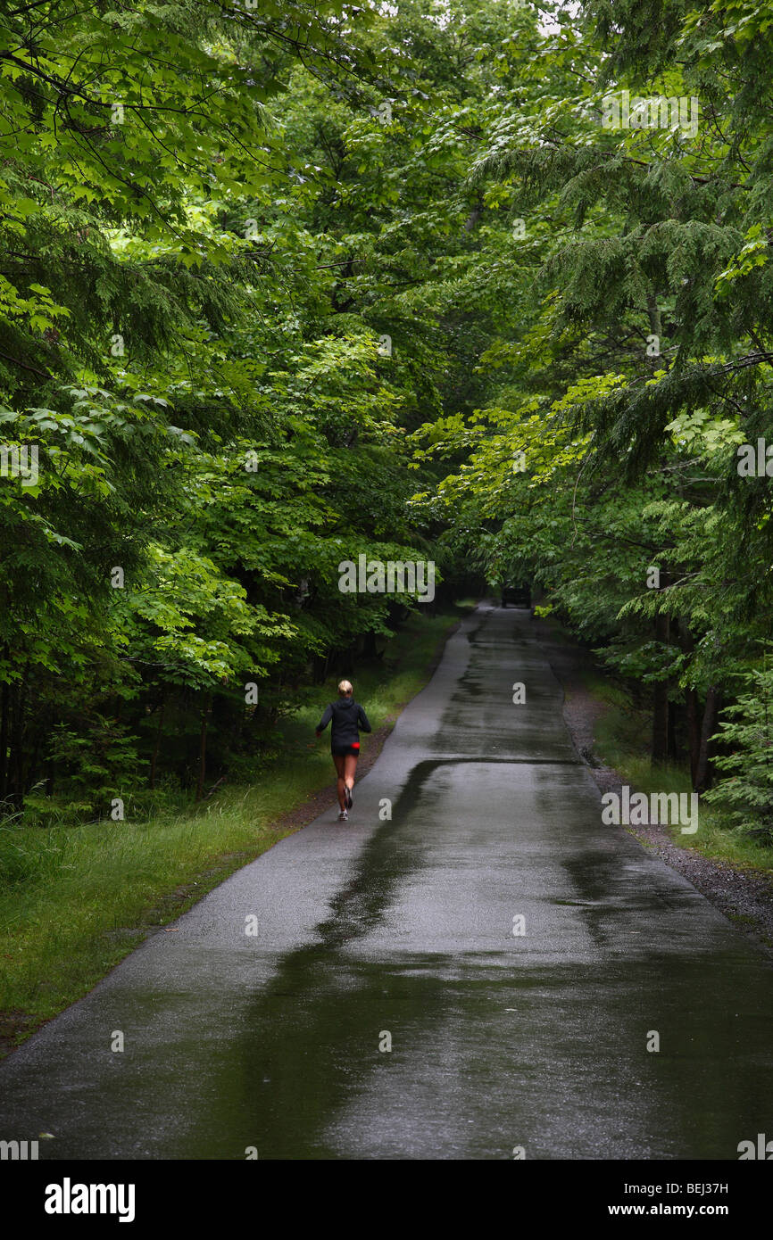 Eine Person, die im Presque Isle Park Michigan USA joggt niemand niemand niemand niemand niemand niemand niemand niemand isoliert von der obersten Aussicht niemand niemand Hi-res Stockfoto