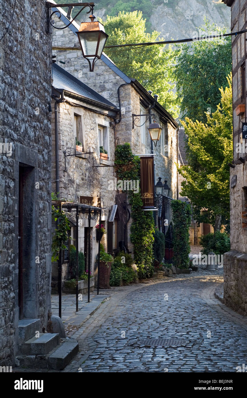 Häuser und Restaurants in Naturstein in Gasse am Durbuy, die kleinste Stadt der Welt, belgische Ardennen, Luxemburg, Belgien Stockfoto