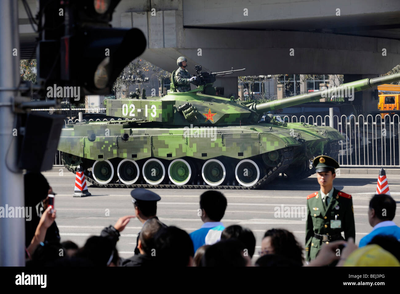 Chinas Kampfpanzer Typ 99A erscheint in der Parade anlässlich des 60.. Jahrestages der Volksrepublik China. 01-Okt-2009 Stockfoto