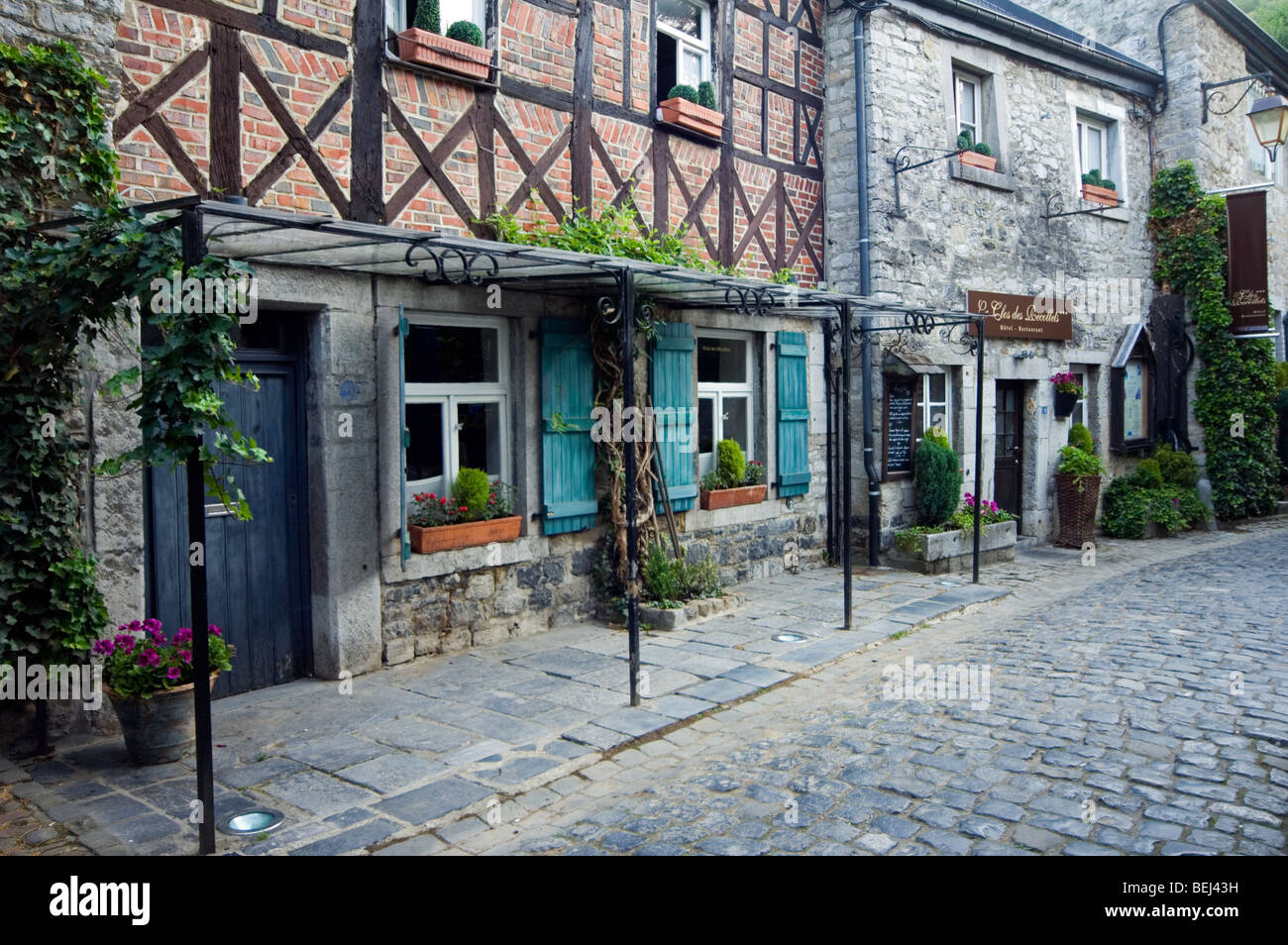 Häuser und Restaurants in Naturstein in Gasse am Durbuy, die kleinste Stadt der Welt, belgische Ardennen, Luxemburg, Belgien Stockfoto