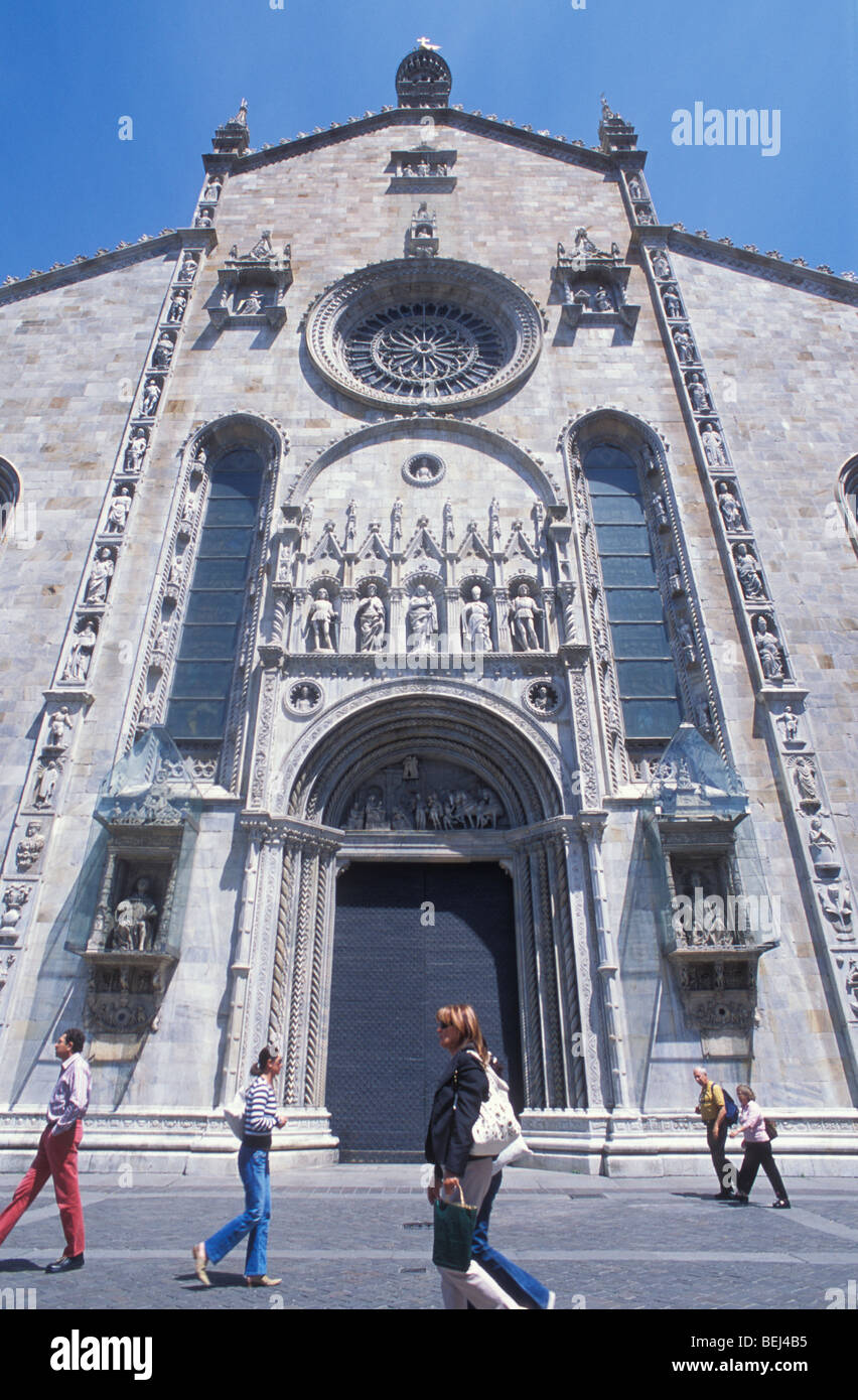 Menschen vor der Kathedrale Santa Maria Maggiore in Como, Lombardei, Italien Stockfoto