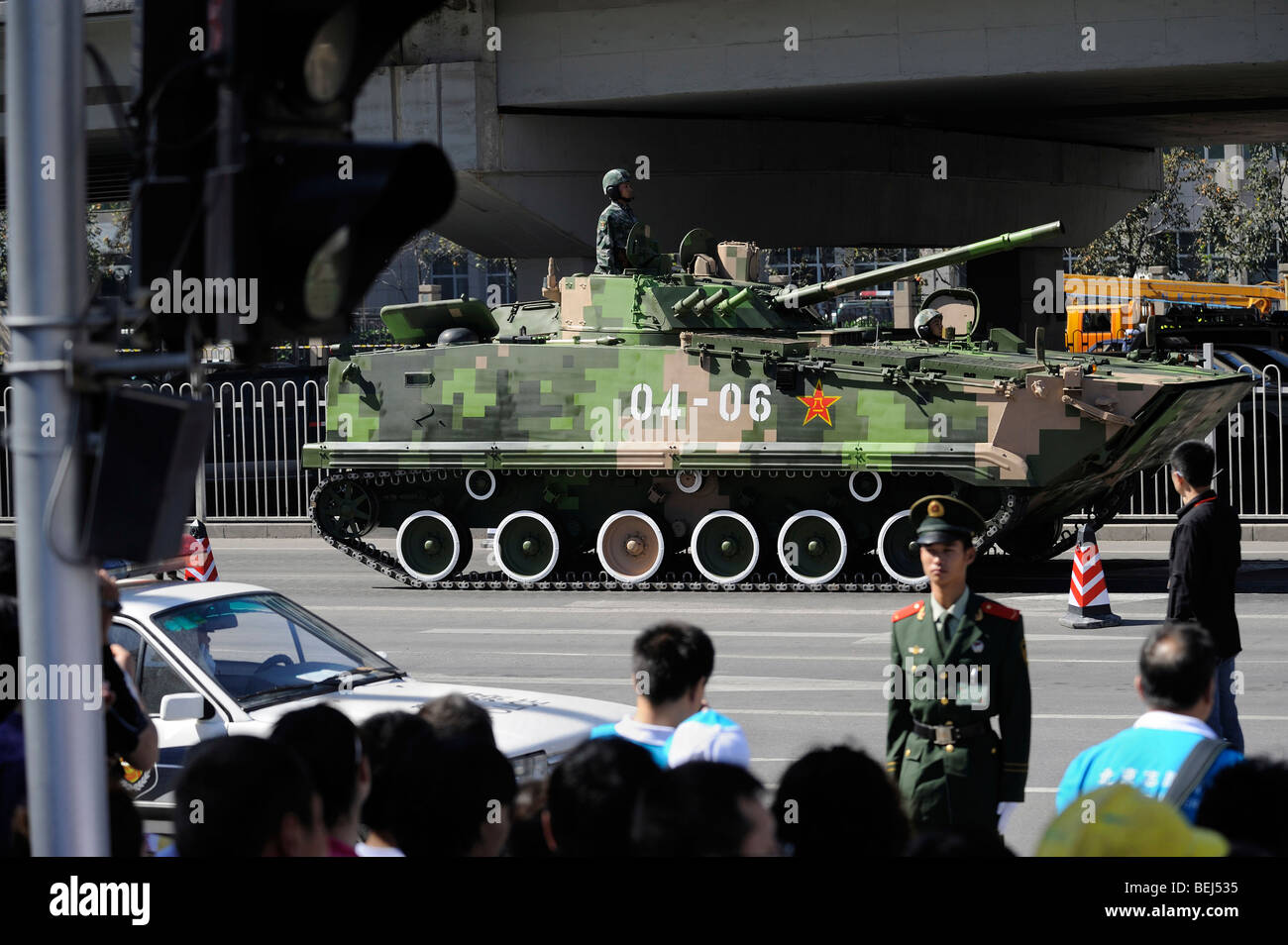 Nachverfolgte Schützenpanzer verlassen die Parade 60. Jahrestag der Volksrepublik China. 1. Oktober 2009 Stockfoto