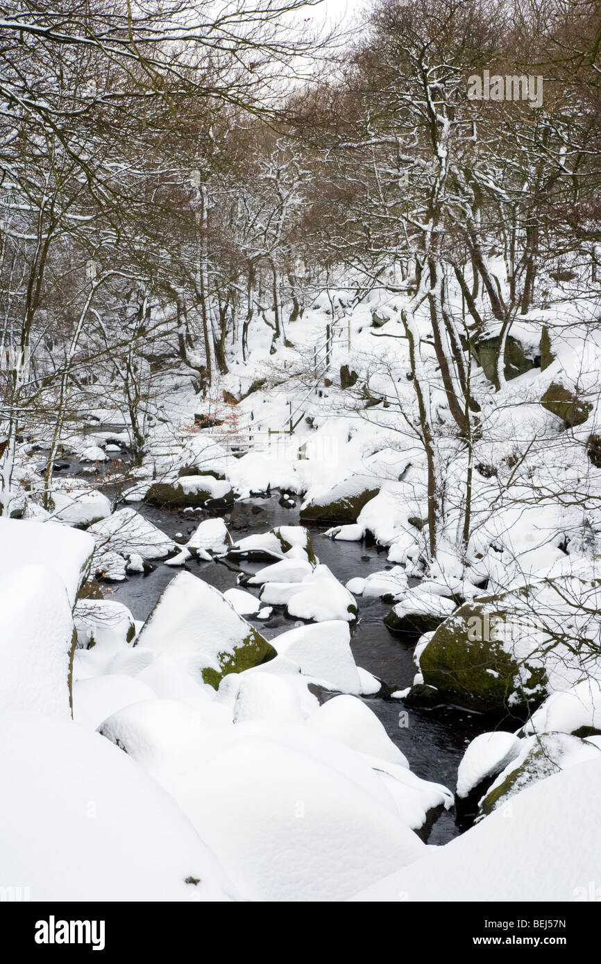 Burbage Brook im Schnee an Padley Schlucht auf dem Longshaw Anwesen in der Nähe von Hathersage im Peak District in Derbyshire Stockfoto