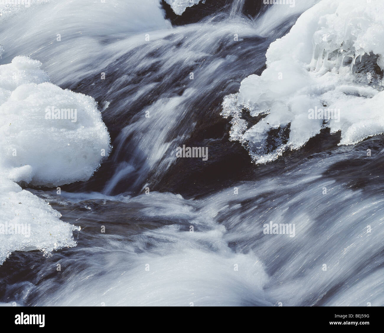 Rauschenden Fluss im Winter Stockfoto