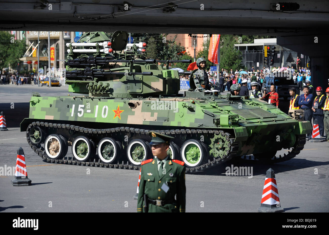 Nachverfolgte Schützenpanzer verlassen die Parade 60. Jahrestag der Volksrepublik China. 1. Oktober 2009 Stockfoto