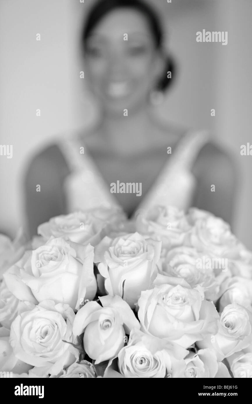 Braut hält Blumenstrauss Stockfoto