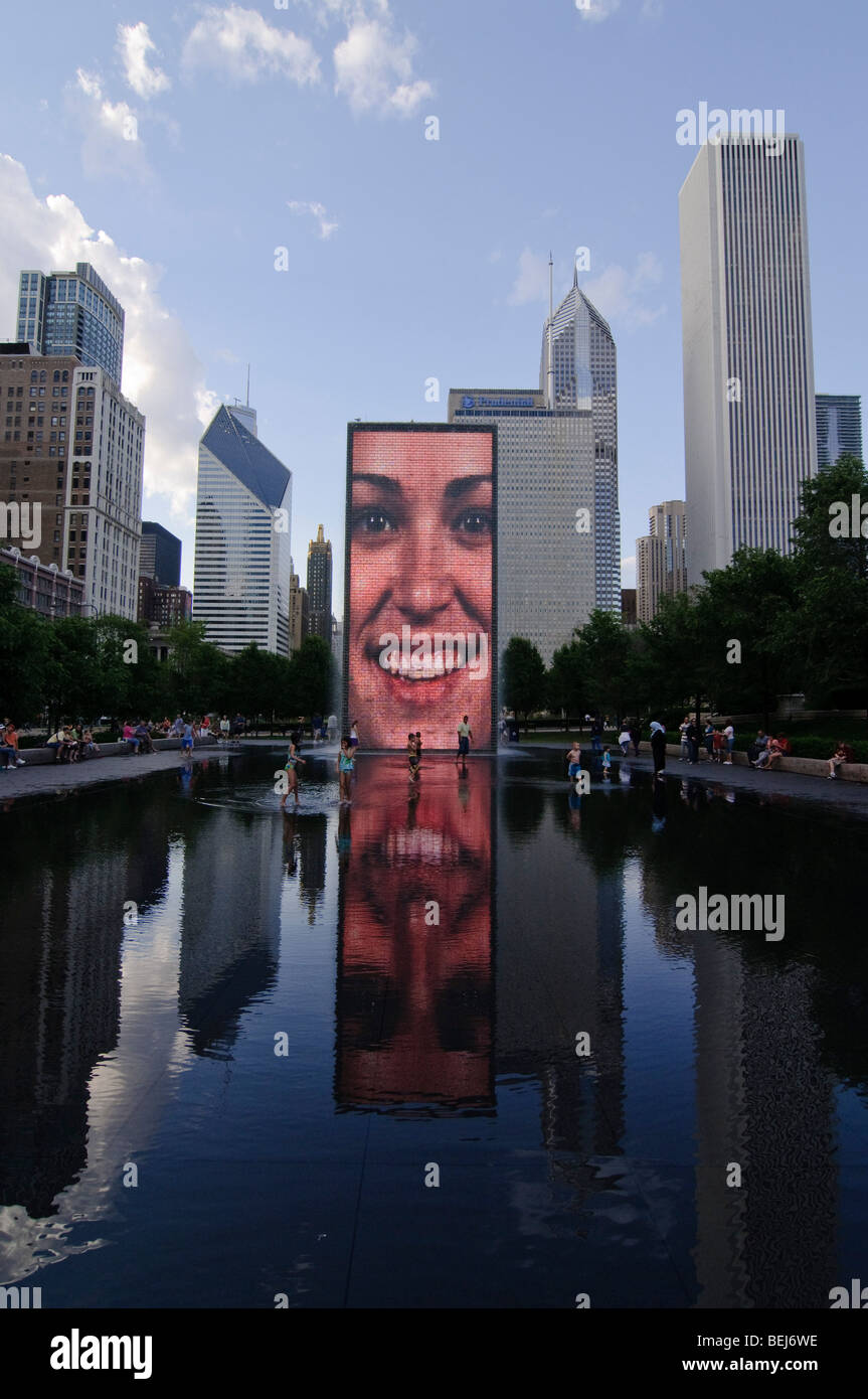 Crown Fountain von Jaume Plensa im Millennium Park, Chicago, USA.  Jetzt eine berühmte Attraktion im Sommer wie im Winter. Stockfoto