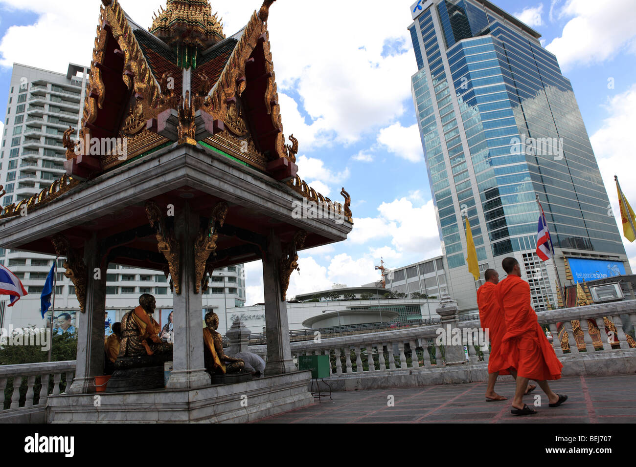 Zwei Mönche gehen vorbei an einem buddhistischen Schrein vor den Toren der Hua Lamphong Tempel in Bangkok. Stockfoto