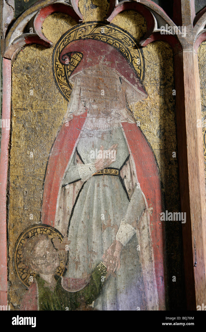 Entstellte gemalte Figur von St. Elizabeth und ihrem Sohn Johannes der Täufer in der Rood-Bildschirm, St. Giles Kirche, Houghton St. Giles, Norfolk Stockfoto