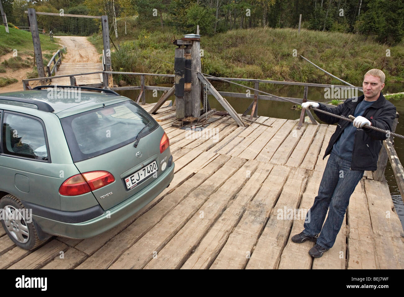 Mann angetrieben Ligatne Fähre über Gauja Fluss Gauja-Nationalpark Lettlands Stockfoto