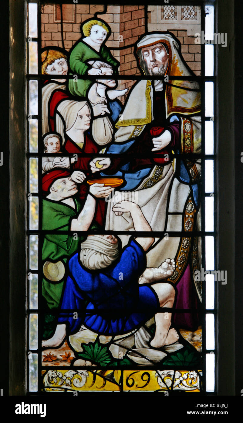 Ein Buntglasfenster, das die Geldübergabe an Bettler und Aussätzige, die St Mary Magdene Church, Warham, Norfolk, möglicherweise Deutsch aus dem 16. Jahrhundert, darstellt Stockfoto