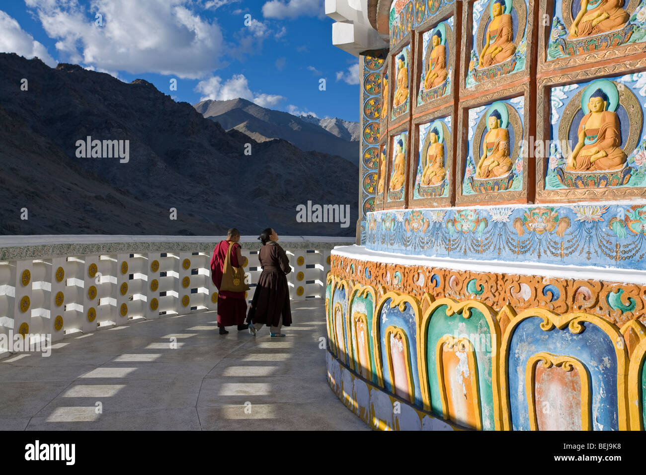 Anhänger umkreisen Shanti Stupa. Leh. Ladakh. Indien Stockfoto