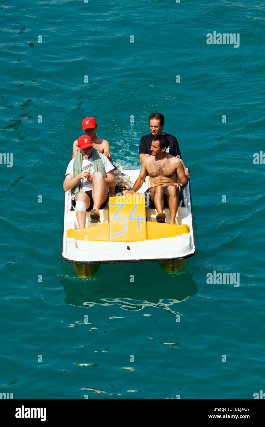 Touristen in Badekleidung im Tretboot auf dem See in den Sommerferien an einem heißen Tag Stockfoto