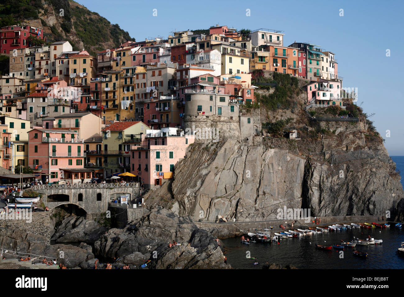 Gesamtansicht der Cliffside Stadt und Hafen von Manarola in der Region Cinque Terre an der italienischen Riviera oder Riviera di Levanto Stockfoto