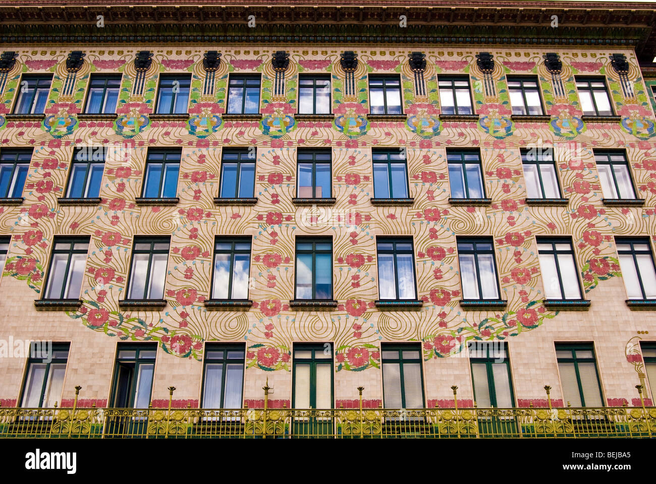 Die Jugendstil-Fassade des Majolikahaus, Wien, Österreich Stockfoto