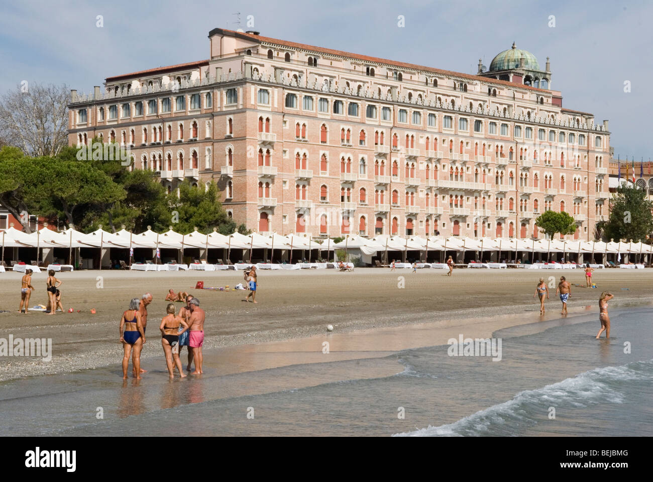 Hotel Excelsior italienische Urlauber Gruppe von Italienern plaudern während der Tageszeit Venedig Lido Strand Italien. 2000er Jahre 2009 HOMER SYKES Stockfoto