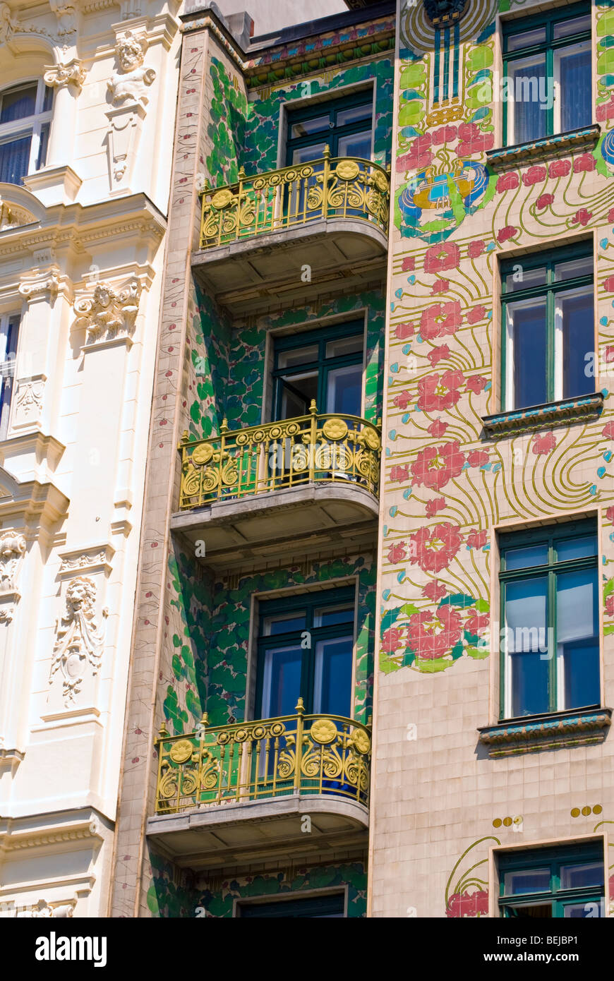 Balkone im Jugendstil entworfen Majolikahaus, Wien, Österreich Stockfoto