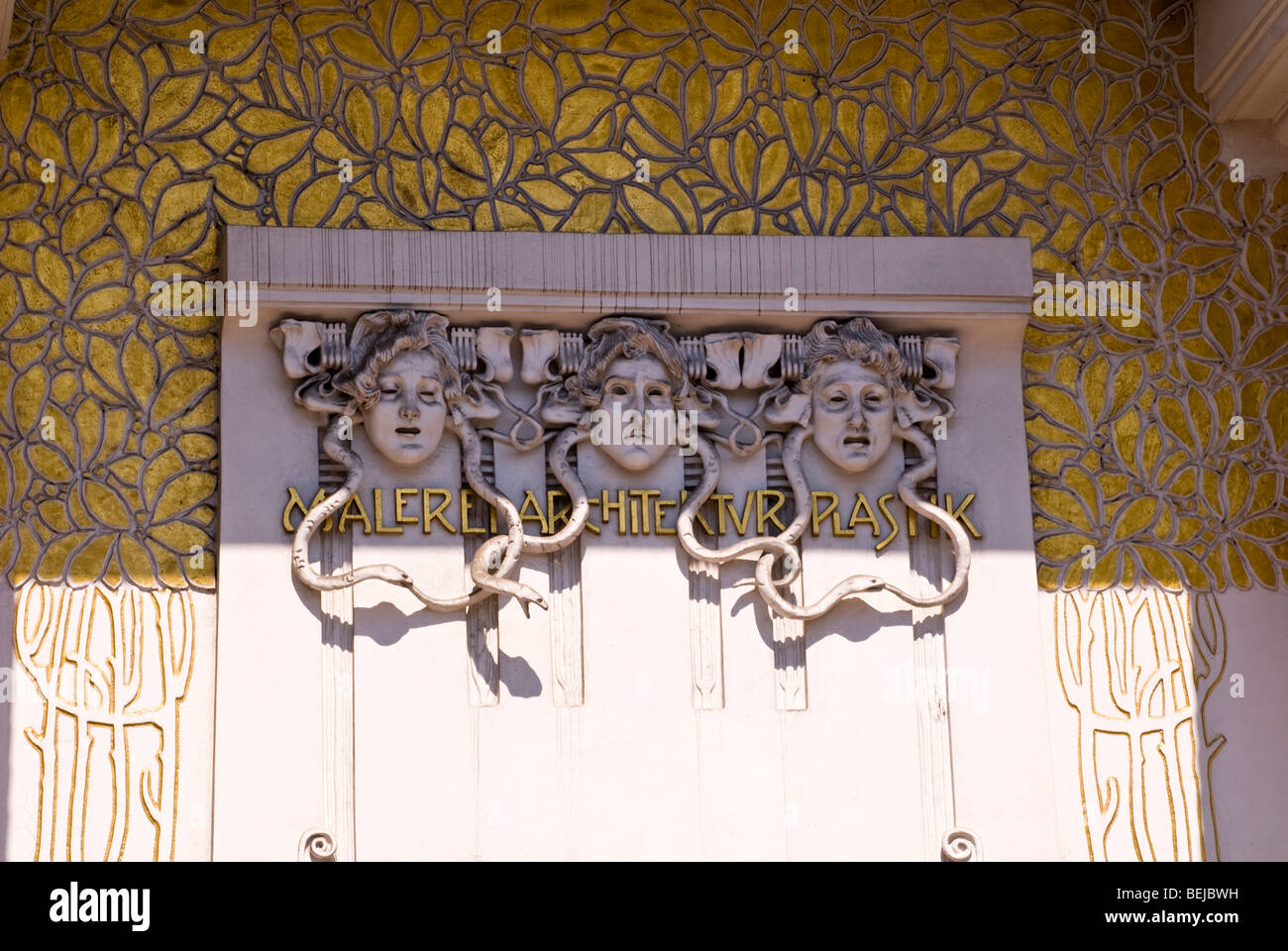 Drei "Gorgonen Köpfe" vor dem Eingang zum Gebäude Secession, Wien, Österreich Stockfoto