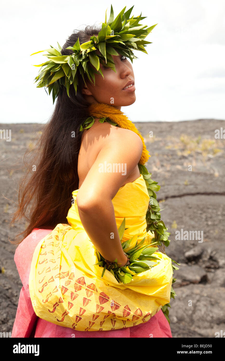 Hawaiianische Mädchen tragen traditionelle Hula-Kleidung ...