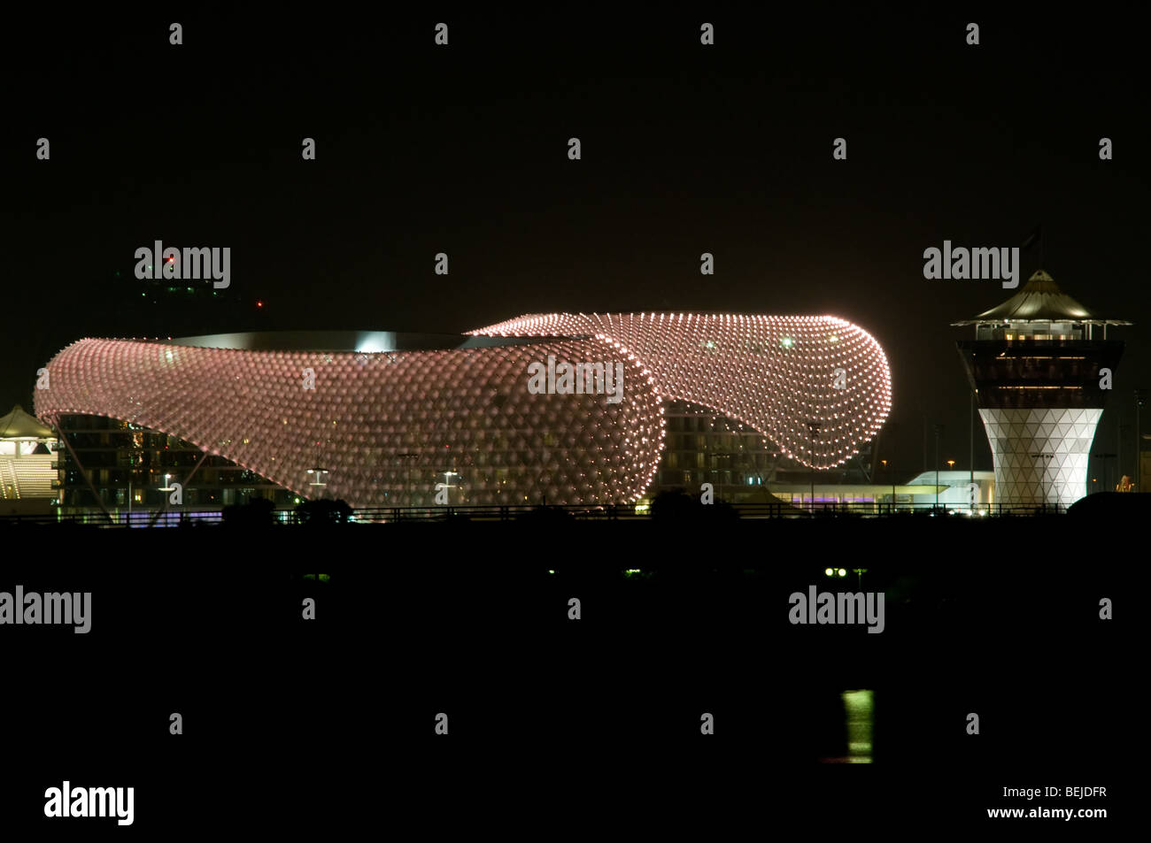 Yas Viceroy Hotel abends beleuchtet auf der Formel-1-Rennstrecke, wo der Grand Prix stattfindet, Yas Island, Abu Dhabi Stockfoto