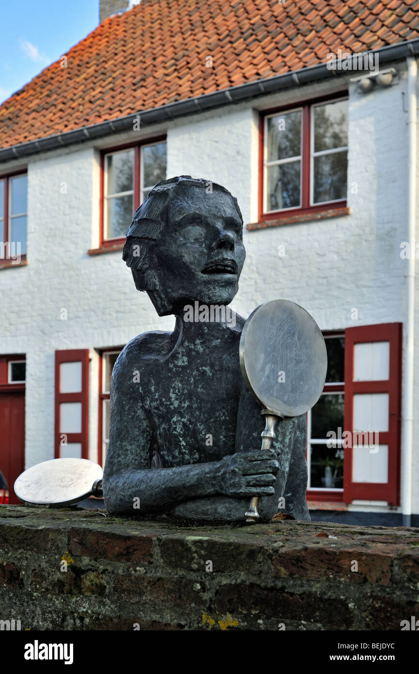 Skulptur der Gruppe über Tijl Uilenspiegelmuseum / Till Eulenspiegel gemacht von Jef Claerhout in der Stadt Damme, West-Flandern, Belgien Stockfoto