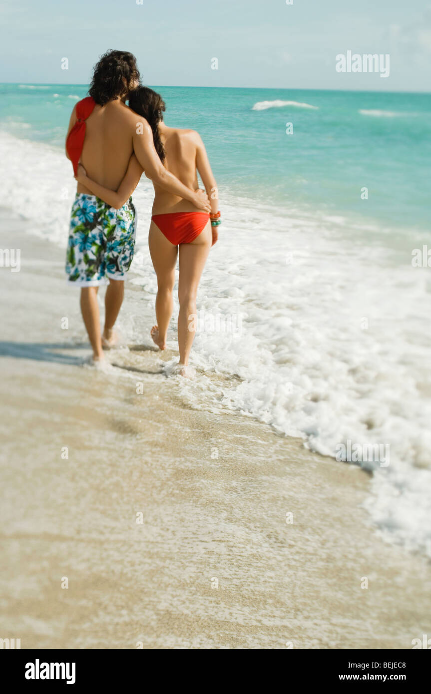 Rückansicht eines jungen Paares, walking am Strand Stockfoto