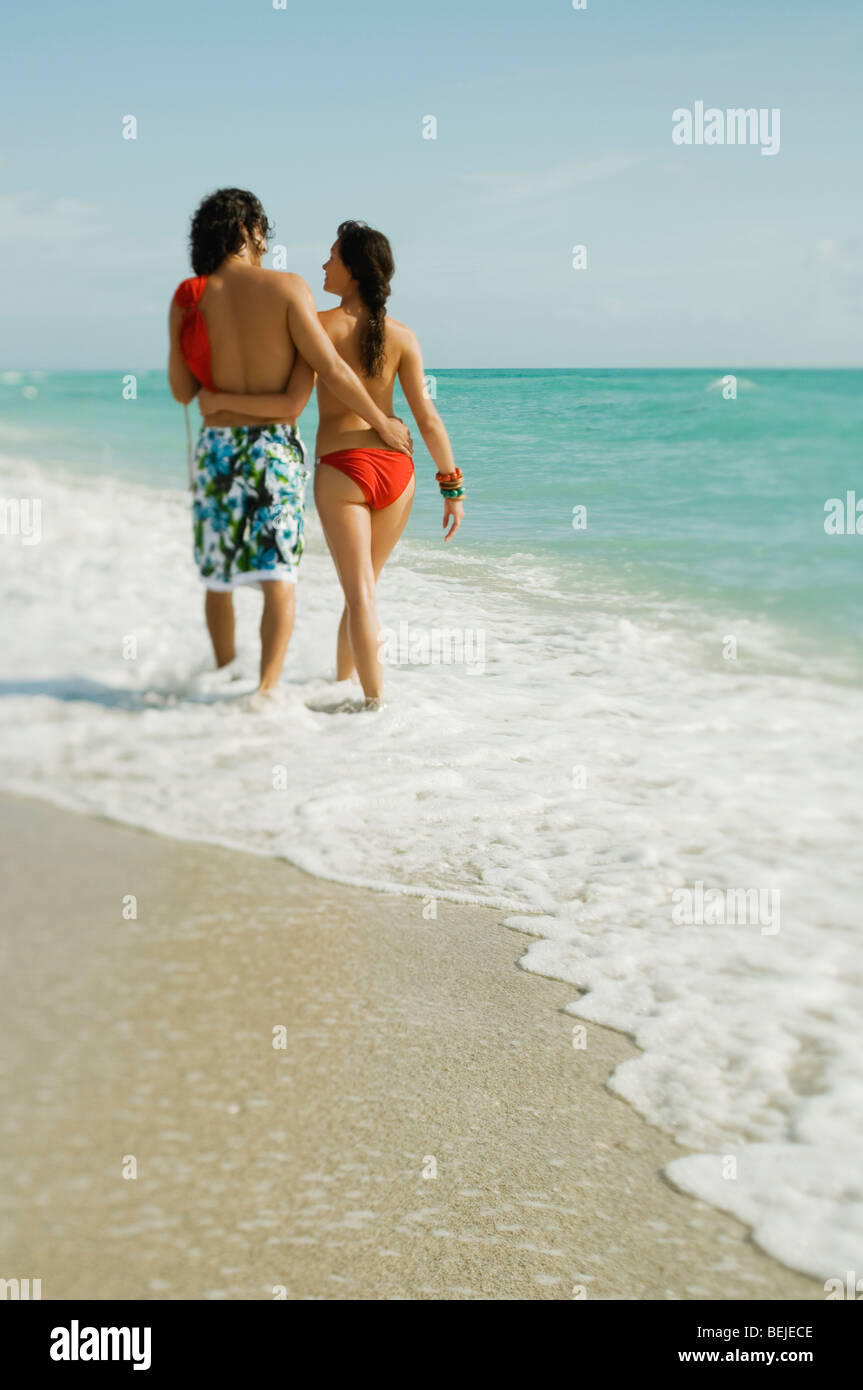 Rückansicht eines jungen Paares, walking am Strand Stockfoto