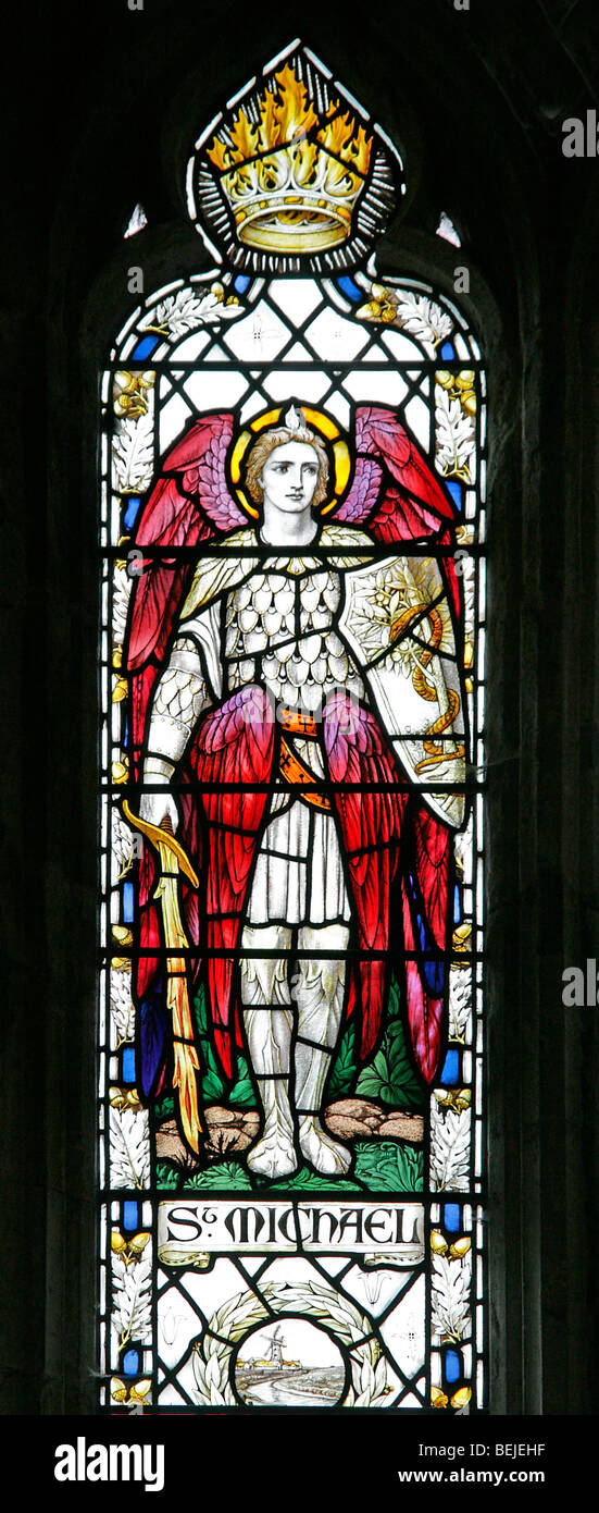 Ein Buntglasfenster von J Powell & Sons mit Darstellung des Erzengels St. Michael, der Kirche St Margaret of Antioch, Cley-next-the-Sea, Norfolk Stockfoto