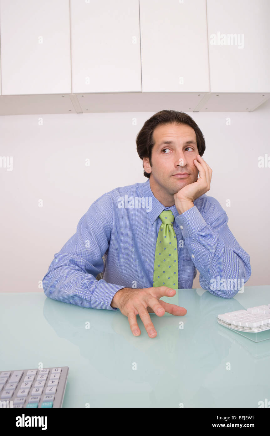 Geschäftsmann in einem Büro sitzen und denken Stockfoto